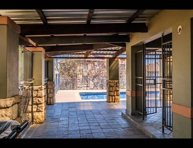 2 BEDROOM TOWNHOUSE FOR SALE IN CASTLEVIEW